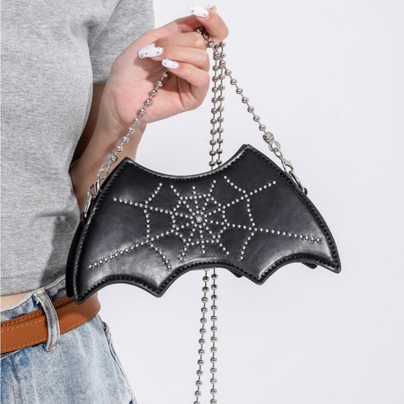 Bat Shaped Fashion Chain
Shoulder Bag - Picture 1 of 5